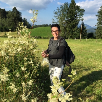 Image Unterwegs beim Kräuter-Spaziergang Image Unterwegs beim Kräuter-Spaziergang